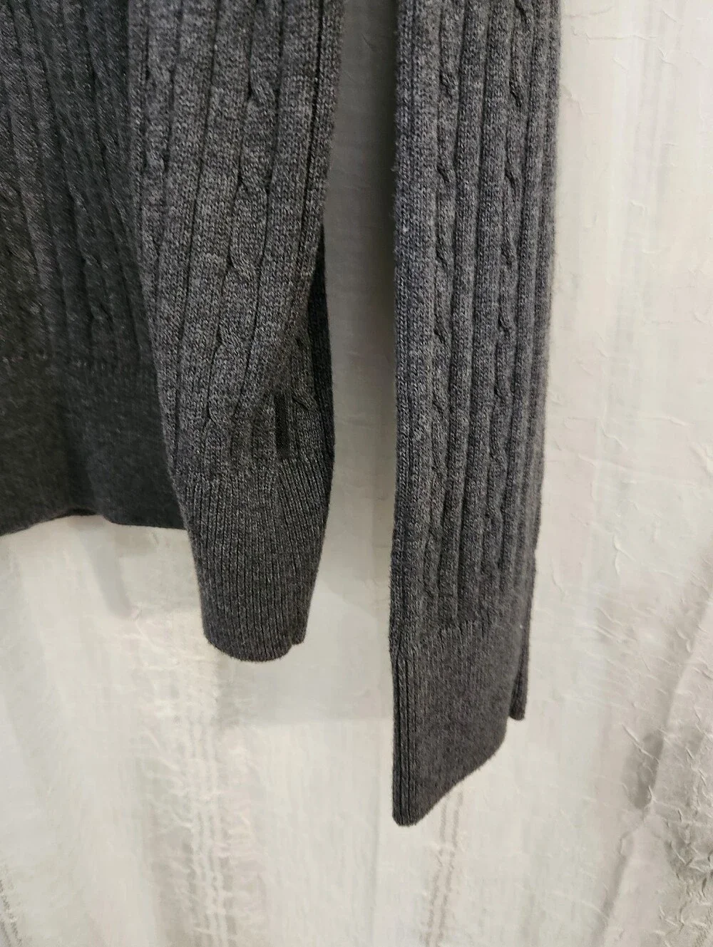 Izod Men's Gray V-Neck Cable Knit Sweater